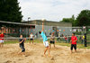 Bild zur Meldung Schüler bauten die Anlage mit 60 Quadratmeter Sand - Beachvolleyball am Neuenhof